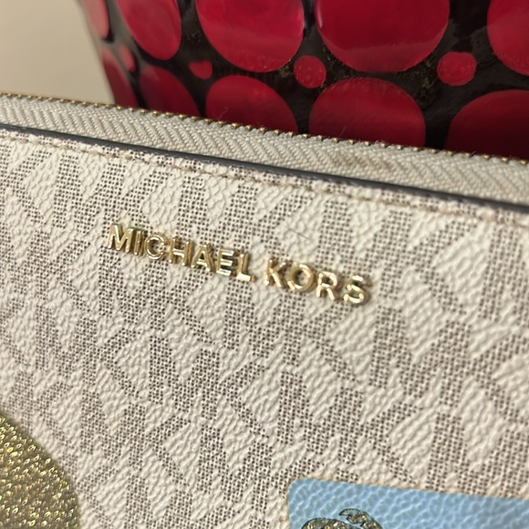 MICHAEL Michael Kors Illustrations Fly Away Travel Continental Wallet - Picture 5 of 16